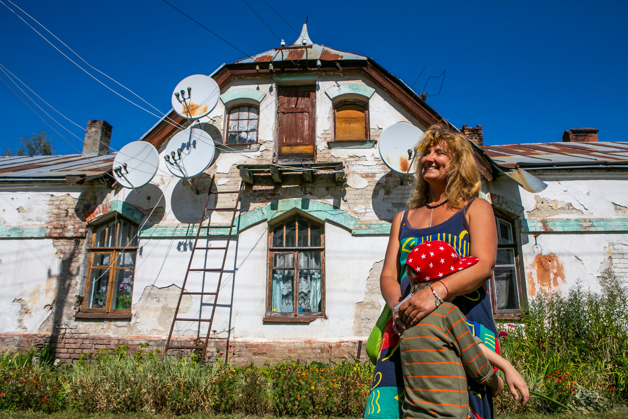 Люди на руїнах