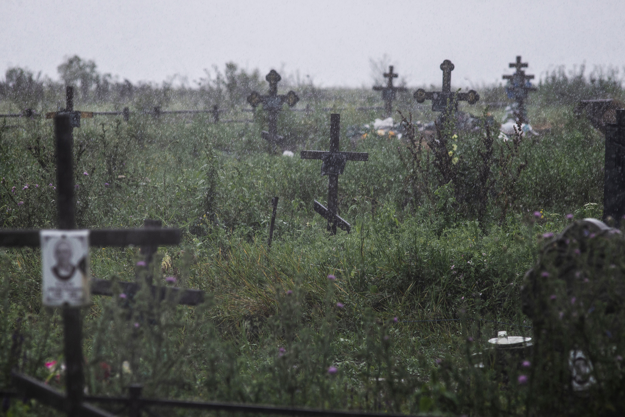 Гробки поміж вирвами