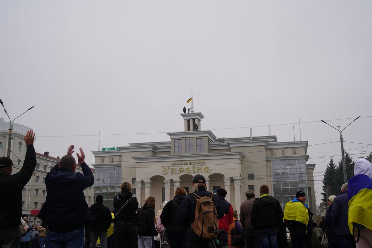 Щасливі люди звільненого міста