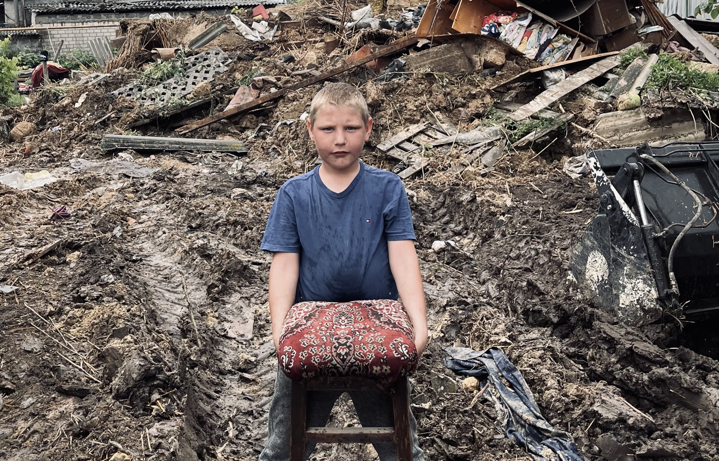 Хлопчик із табуретом 
